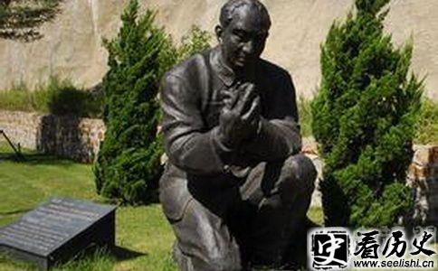 李四光铜像