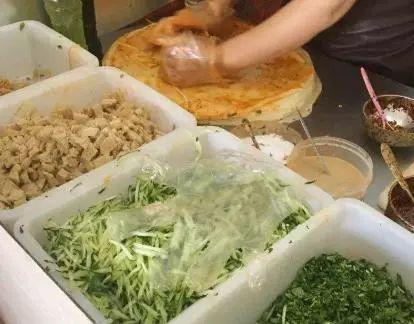 农村大妈卖“凉皮”5元1个，1天卖200张，顾客：吃过就难忘的味道