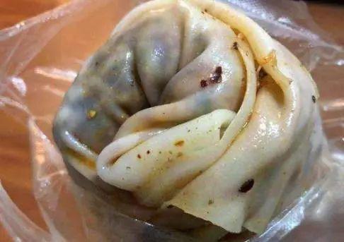 农村大妈卖“凉皮”5元1个，1天卖200张，顾客：吃过就难忘的味道