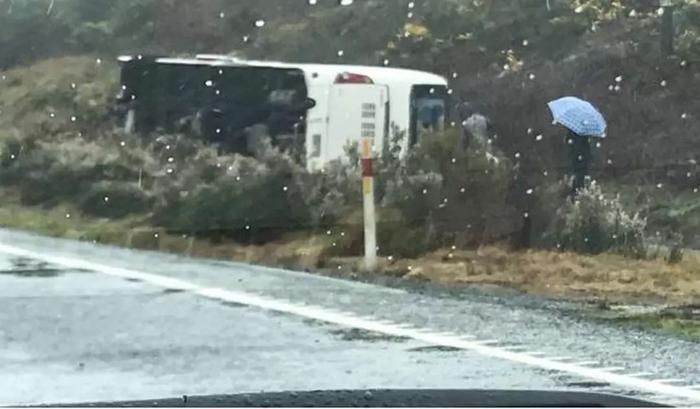 5死亡2重伤！中国游客大巴翻车，新西兰发生严重车祸，使馆启动应急机制