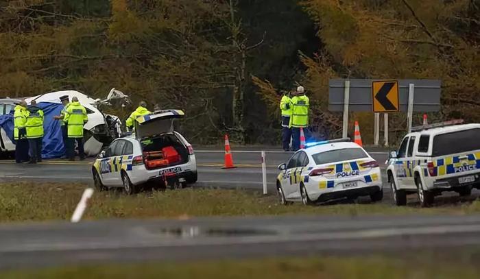 5死亡2重伤！中国游客大巴翻车，新西兰发生严重车祸，使馆启动应急机制