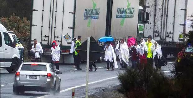 5死亡2重伤！中国游客大巴翻车，新西兰发生严重车祸，使馆启动应急机制