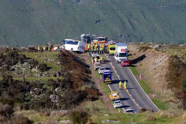 5死亡2重伤！中国游客大巴翻车，新西兰发生严重车祸，使馆启动应急机制