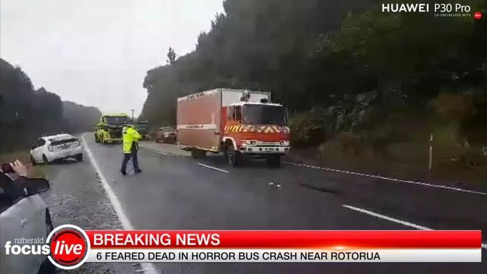 5死亡2重伤！中国游客大巴翻车，新西兰发生严重车祸，使馆启动应急机制
