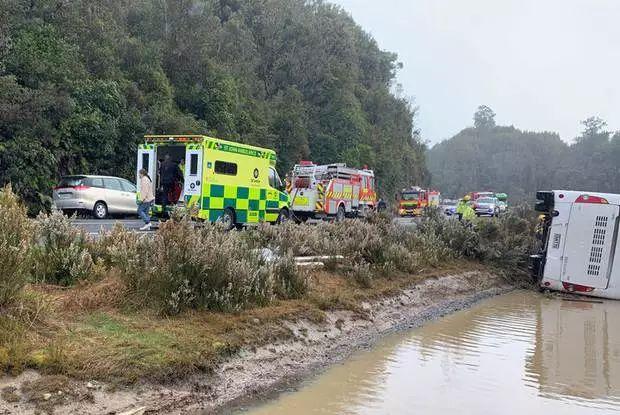 5死亡2重伤！中国游客大巴翻车，新西兰发生严重车祸，使馆启动应急机制