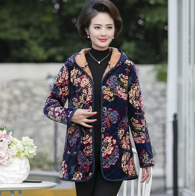 改良花棉袄也能时尚？大龄美女过年穿，回忆年代感倍棒