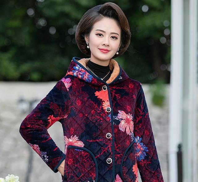 改良花棉袄也能时尚？大龄美女过年穿，回忆年代感倍棒