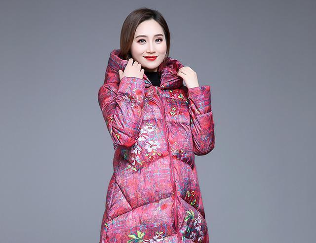 改良花棉袄也能时尚？大龄美女过年穿，回忆年代感倍棒