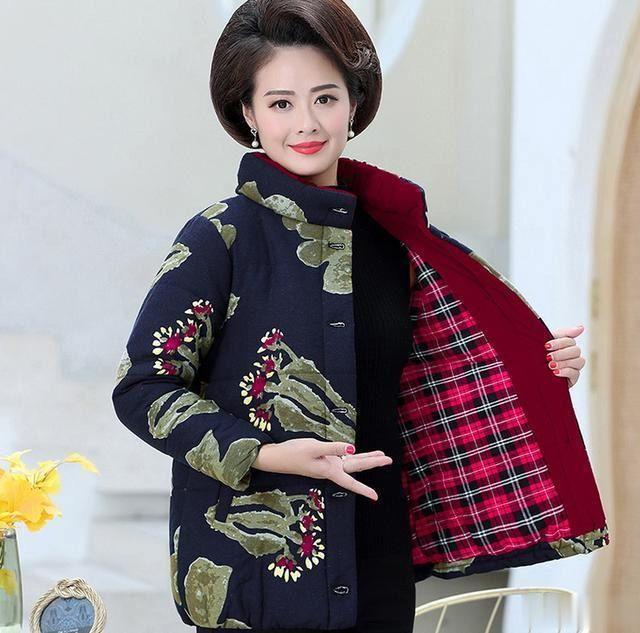 改良花棉袄也能时尚？大龄美女过年穿，回忆年代感倍棒