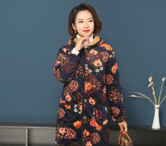 改良花棉袄也能时尚？大龄美女过年穿，回忆年代感倍棒
