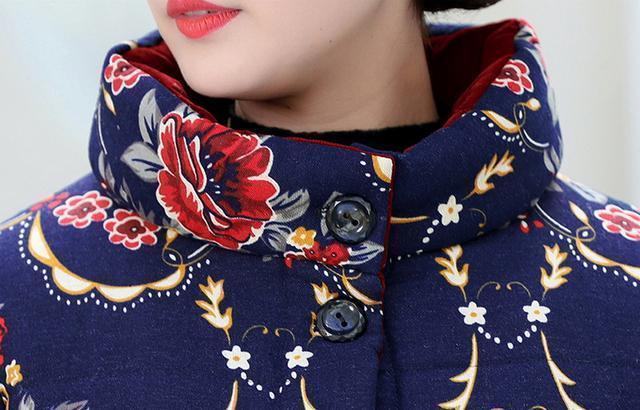 改良花棉袄也能时尚？大龄美女过年穿，回忆年代感倍棒