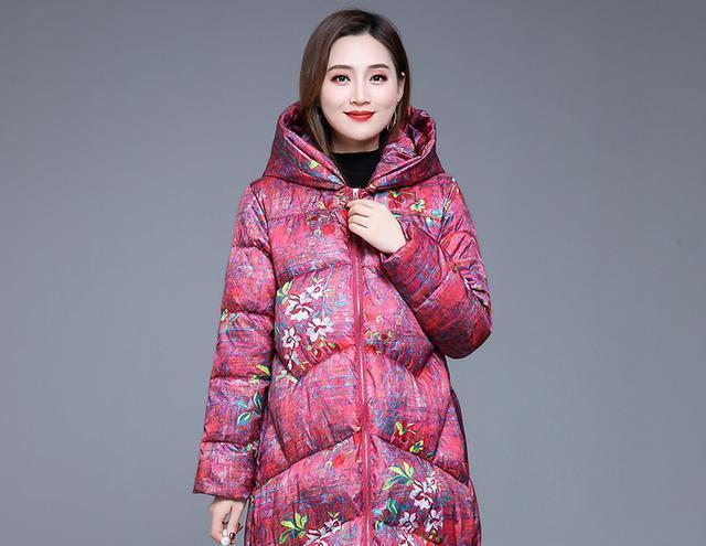 改良花棉袄也能时尚？大龄美女过年穿，回忆年代感倍棒