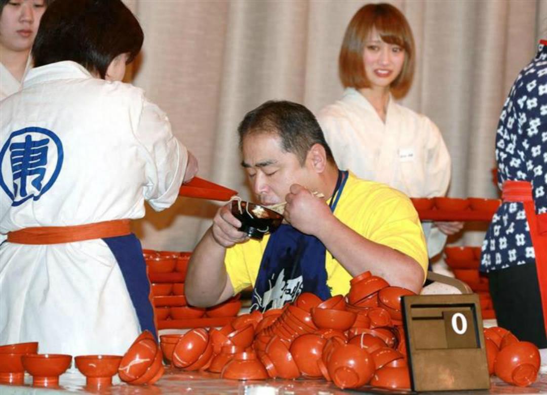 日本大胃王10分钟内连吞293碗荞麦面夺冠