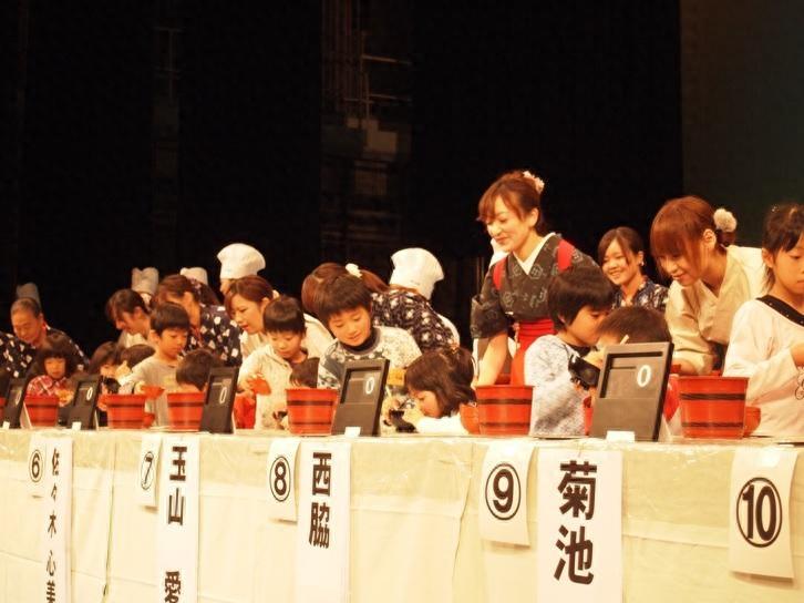 日本大胃王10分钟内连吞293碗荞麦面夺冠