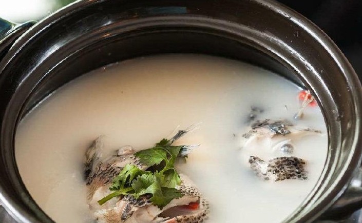 清纯鱼汤的做法（汤鲜肉嫩清炖鱼烹饪教程分享）