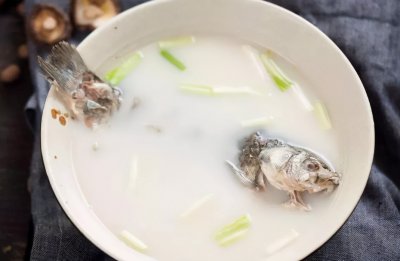 ​清纯鱼汤的做法（汤鲜肉嫩清炖鱼烹饪教程分享）