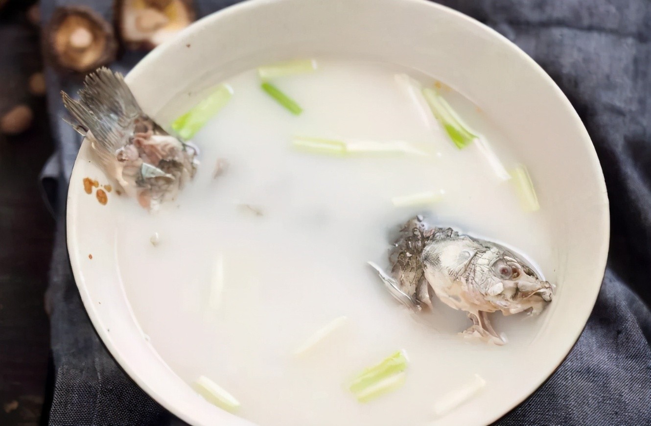 清纯鱼汤的做法（汤鲜肉嫩清炖鱼烹饪教程分享）