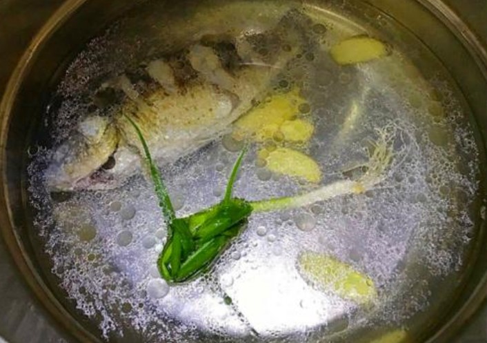清纯鱼汤的做法（汤鲜肉嫩清炖鱼烹饪教程分享）