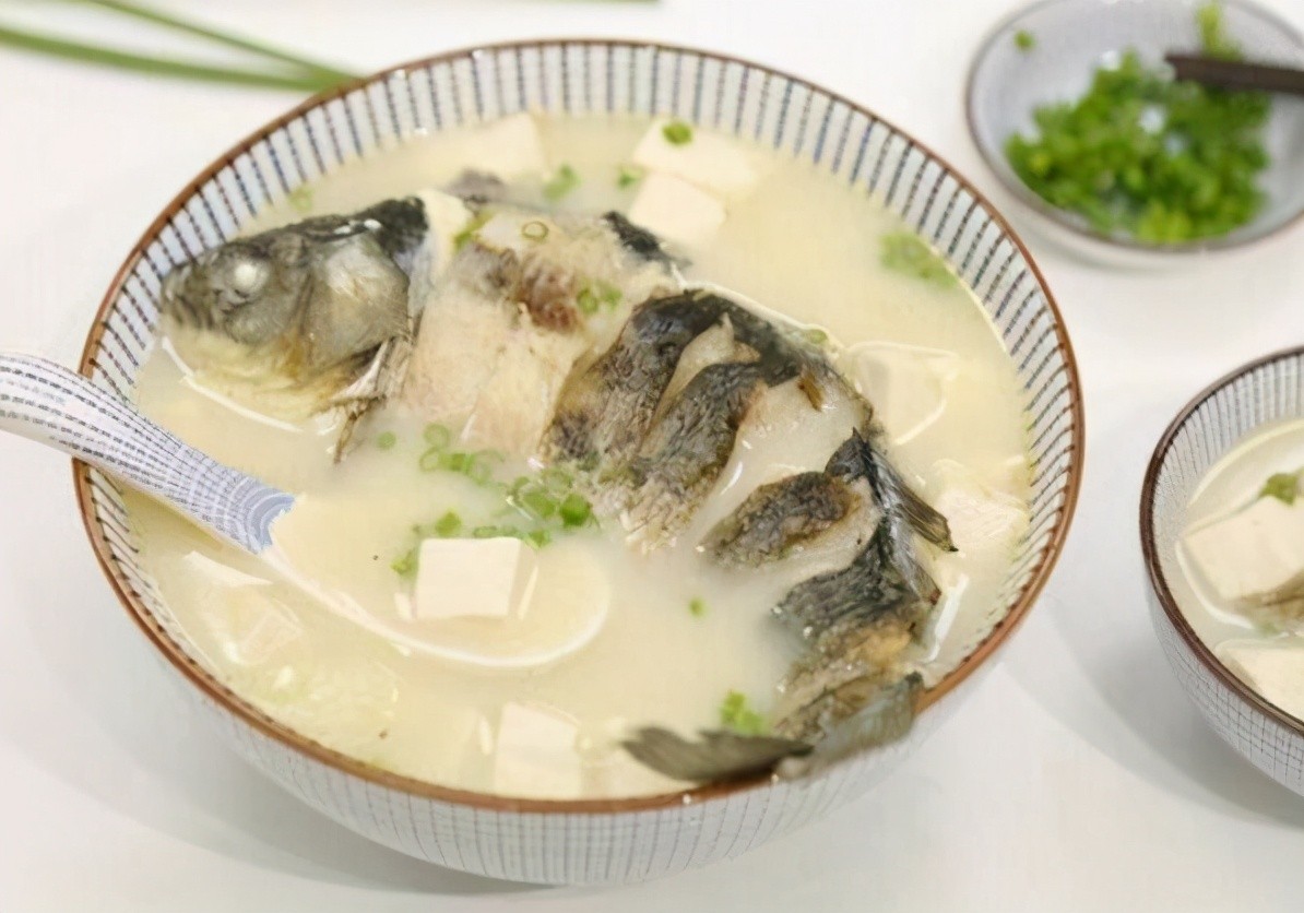 清纯鱼汤的做法（汤鲜肉嫩清炖鱼烹饪教程分享）