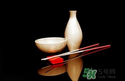 ​三伏天可以喝白酒吗？三伏天喝白酒好还是啤酒？