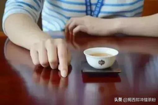 别人给你倒茶为何要敲桌子?这里面有什么讲究?