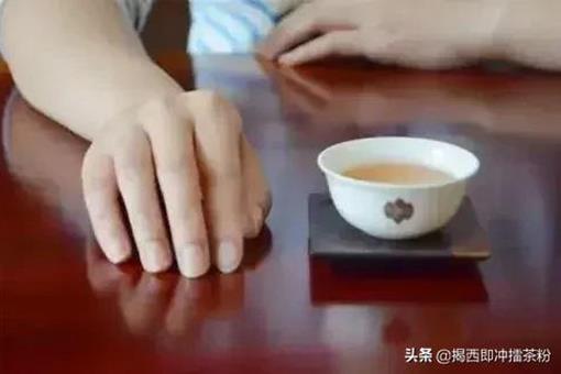 别人给你倒茶为何要敲桌子?这里面有什么讲究?