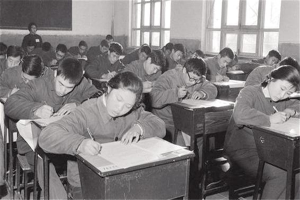 恢复高考是哪一年：1977年（为国家发展奠定人才基础）