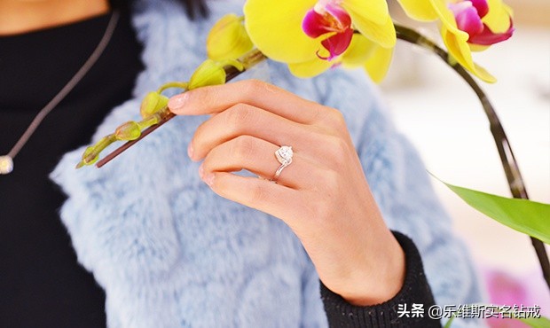 订婚戒指戴哪个手指（订婚戒指是对爱尊重的一种体现）