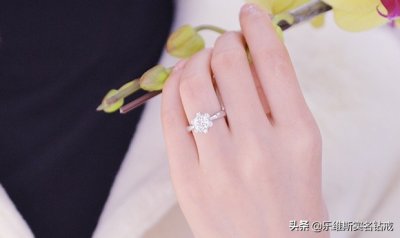 ​订婚戒指戴哪个手指（订婚戒指是对爱尊重的一种体现）