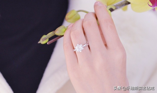 订婚戒指戴哪个手指（订婚戒指是对爱尊重的一种体现）