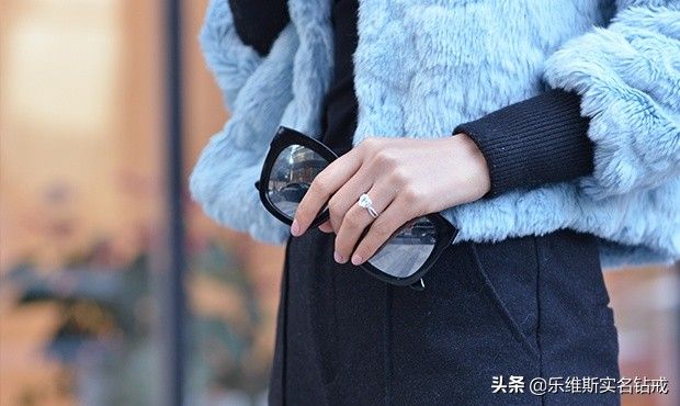 订婚戒指戴哪个手指（订婚戒指是对爱尊重的一种体现）