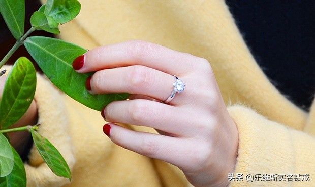 订婚戒指戴哪个手指（订婚戒指是对爱尊重的一种体现）