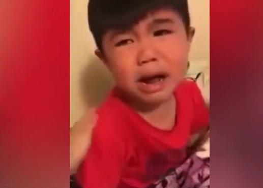 小男孩误吞口香糖,担心会死大哭不止：妈妈,你快找医生来救我