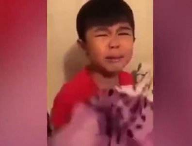 ​小男孩误吞口香糖,担心会死大哭不止：妈妈,你快找医生来救我