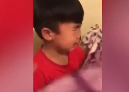 小男孩误吞口香糖,担心会死大哭不止：妈妈,你快找医生来救我