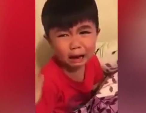 小男孩误吞口香糖,担心会死大哭不止：妈妈,你快找医生来救我