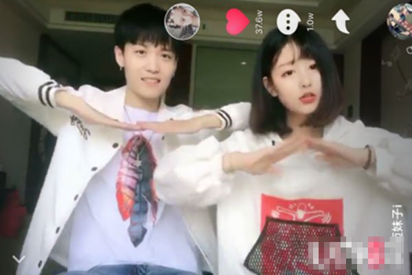 抖音情侣手指舞争相模仿 先学习情侣手势拍照法