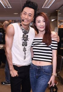 ​林夏薇买名牌送林峰女儿，行头富贵黑卡买单，无奈难见堂侄女一面