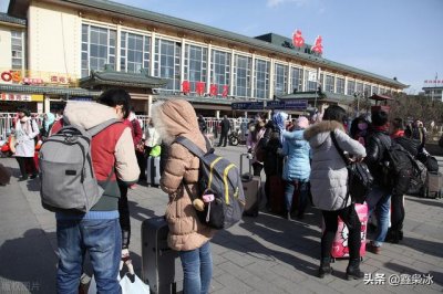 ​火车站拿牌子大妈,说宾馆10元一晚,为啥这么便宜?