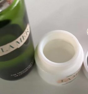 ​女子买护肤品误寄给前男友，拿回发现被对方现任女友用了大半……