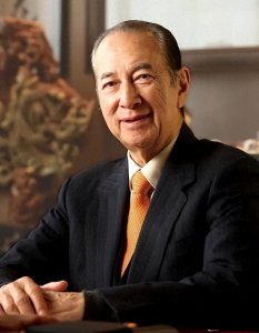 ​何鸿燊刚出生，接生婆便报喜：胎盘白，贵人来，算命先生：帝王相