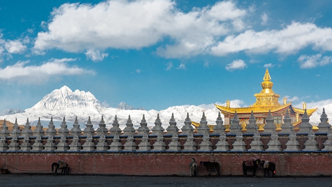 塔公寺寺庙建筑壮观,有着古老而悠久的历史