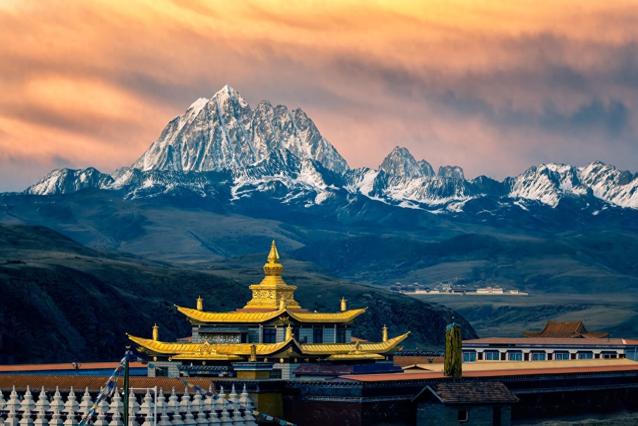 塔公寺寺庙建筑壮观,有着古老而悠久的历史