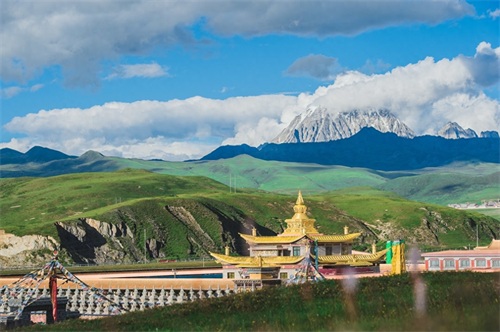 塔公寺寺庙建筑壮观,有着古老而悠久的历史