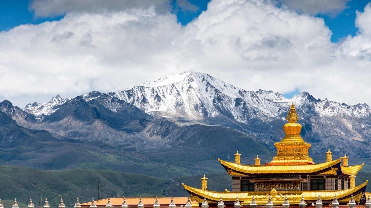 塔公寺寺庙建筑壮观,有着古老而悠久的历史