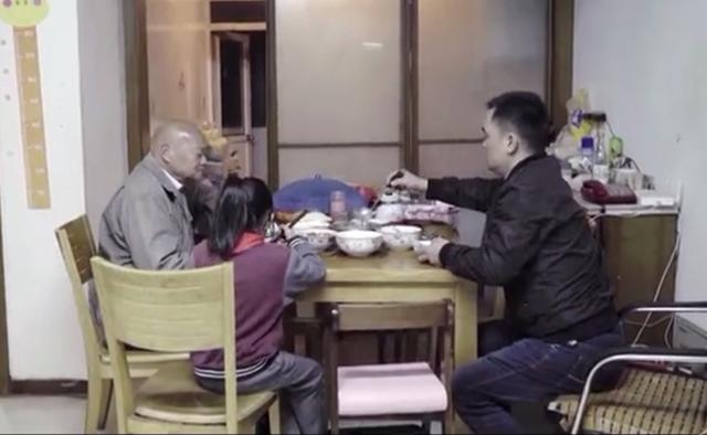 上海卖水果小哥获赠300万房产后续（水果摊主获赠老人300万房产）(11)