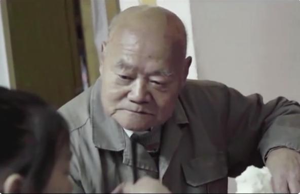 上海卖水果小哥获赠300万房产后续（水果摊主获赠老人300万房产）(12)