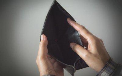 ​争当穷鬼的年轻人，带火“抠门经济”