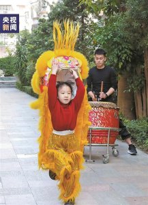 ​揭阳小女孩街头舞狮，偶遇专业“狮群”，接下来的一幕太暖心！