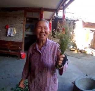 ​孙子给奶奶装了个可视门铃，结果看着看着哭了